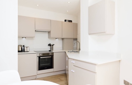 Tadworth Apartment | Countryside Edge Flat - Split-level Tadworth flat