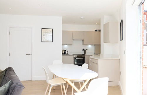 Tadworth Apartment | Countryside Edge Flat - Split-level Tadworth flat