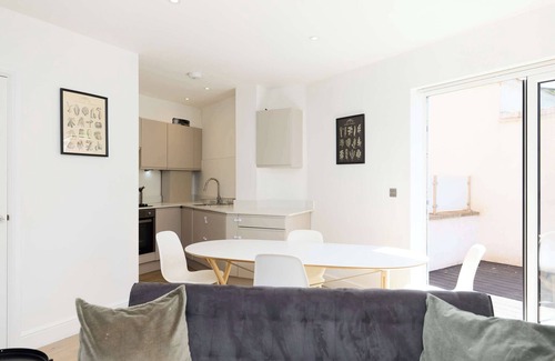 Tadworth Apartment | Countryside Edge Flat - Split-level Tadworth flat