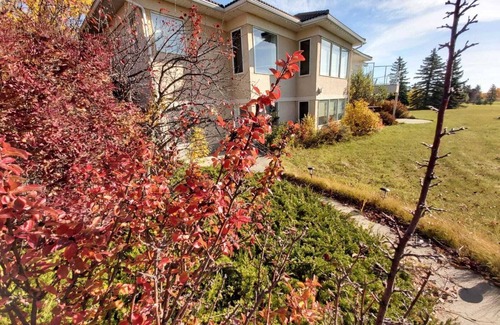 Bearspaw House | Countryside Escape: nPrivate Suite with Scenic Views