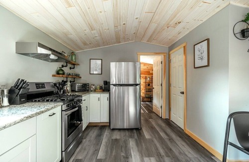 Narrowsburg Cabin | Countryside Escape · Pond · Hot Tub · Cabin Bloom