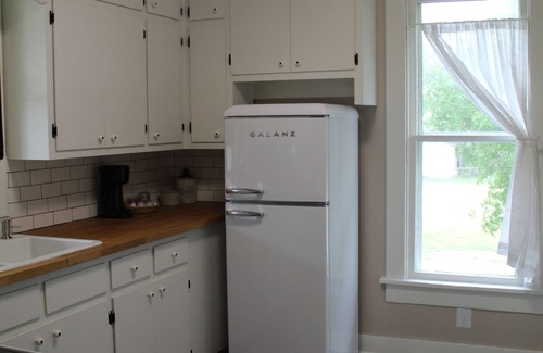 Georgetown Other | Countryside Farmhouse, backporch breezes, hillside views, and in Walburg!