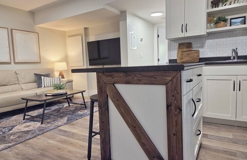 Eastern Hillsides House | Countryside Haven - King & Queen Bed