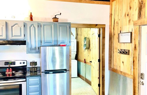 Rutland House | Countryside Inn, Located 9 mi. from the Ark Encounter-Fire pit and Barn games🐮