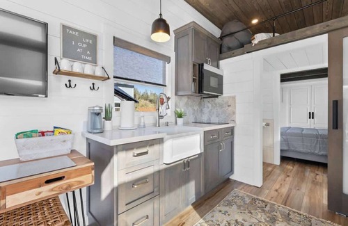 Lindsay House | Countryside Tiny Home w Loft, Close to Sequoia NP