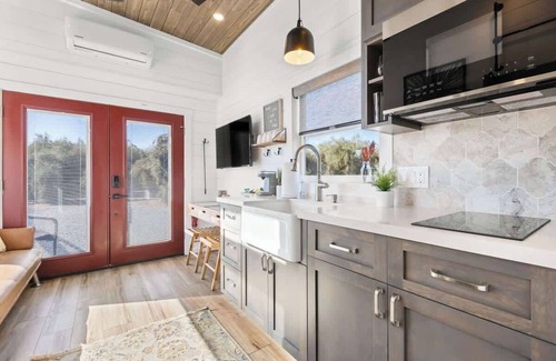 Lindsay House | Countryside Tiny Home w Loft, Close to Sequoia NP