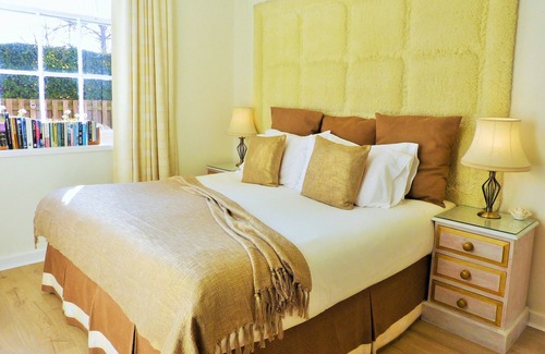 York Apartment | County House Retreat - with free parking and private garden.