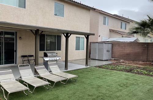 Rhodes Ranch House | County Licensed STR! Comfortable, spacious home 15 minutes to The Strip