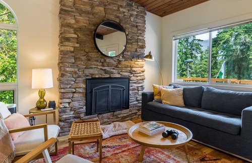 Coupeville House | Coupeville Mid-Century Beach Cabin w/Hot Tub