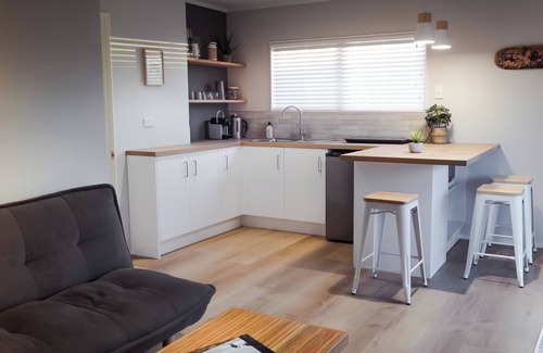 Te Henga Cottage | Couple Getaway in Idyllic Bethells Beach/Te Henga