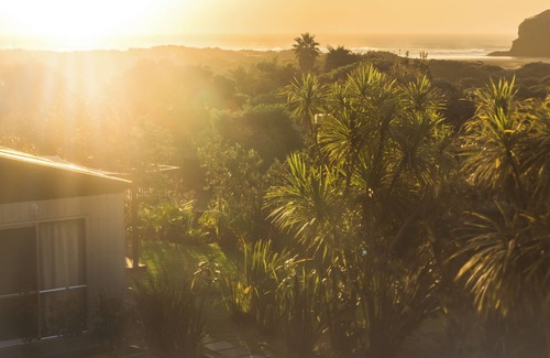 Te Henga Cottage | Couple Getaway in Idyllic Bethells Beach/Te Henga