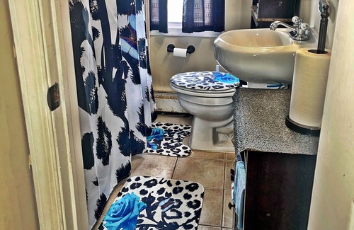 Bay Shore House | Couple or kid friendly room in home with fire pit super close to fire Island ⛴️