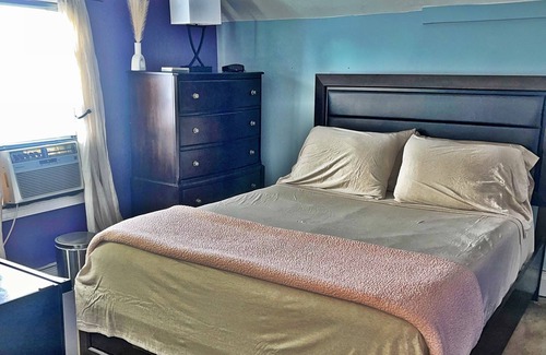 Bay Shore House | Couple or kid friendly room in home with fire pit super close to fire Island ⛴️