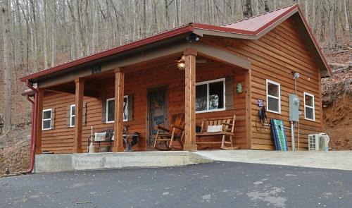 Bryson City House | Couple Retreat Cabin-near Smoky Mountain Railroad-Hot Tub