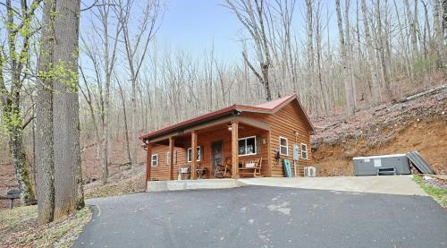 Bryson City House | Couple Retreat Cabin-near Smoky Mountain Railroad-Hot Tub