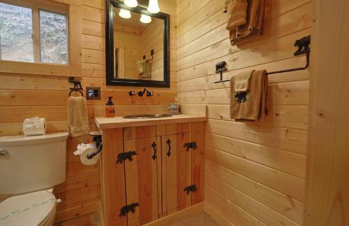 Bryson City House | Couple Retreat Cabin-near Smoky Mountain Railroad-Hot Tub