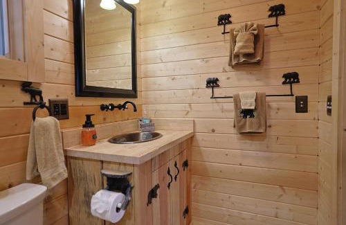 Bryson City House | Couple Retreat Cabin-near Smoky Mountain Railroad-Hot Tub