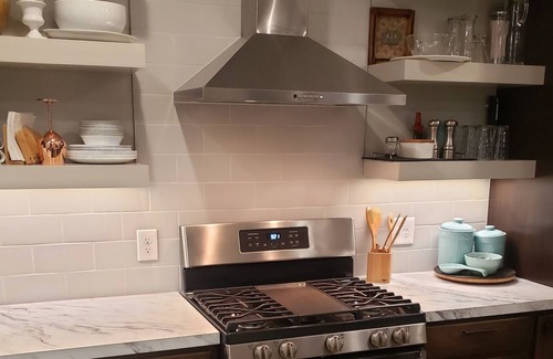 Buffalo Ridge House | Couple's Escape: Hot-Tub, Breakfast + Near Brewery/Market