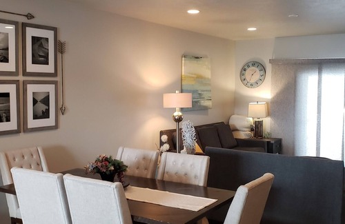 Buffalo Ridge House | Couple's Escape: Hot-Tub, Breakfast + Near Brewery/Market