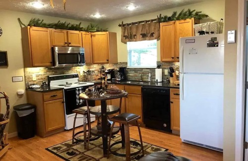 Chalet Village Cabin | Couple's Mtn Retreat; Owner Operated;Borders GSMNP; Seasonal Mtn Views