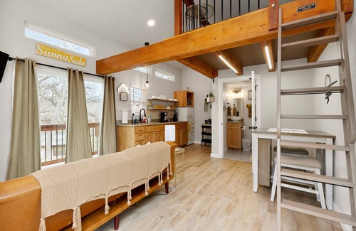New Braunfels House | Couple’s Retreat, Cozy Cabin Near Guadalupe River