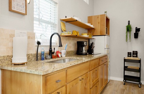 New Braunfels House | Couple’s Retreat, Cozy Cabin Near Guadalupe River