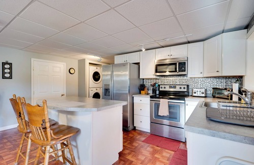 Beebe Plain Apartment | Couple's Retreat w/Lake View in Newport!