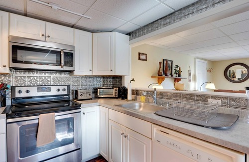 Beebe Plain Apartment | Couple's Retreat w/Lake View in Newport!
