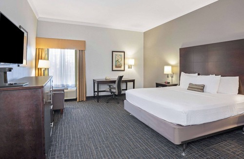 Westchase Hotel | Couple Stay | 2 Miles from Vibrant Chinatown | Free Parking