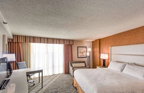 South Portland Hotel | Couple Stay Right Next to I-95 w/Complimentary Breakfast | Indoor Pool