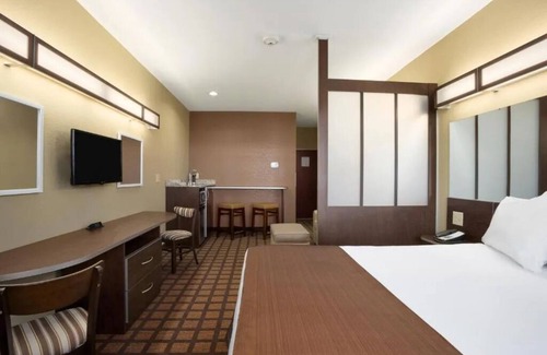 White Hall Hotel | Couple Suite w/Kitchenette | Hotel Near Downtown w/Free Parking