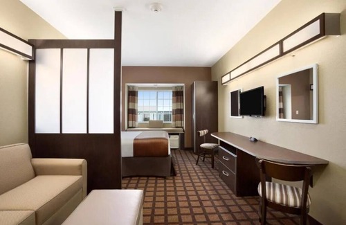 White Hall Hotel | Couple Suite w/Kitchenette | Hotel Near Downtown w/Free Parking