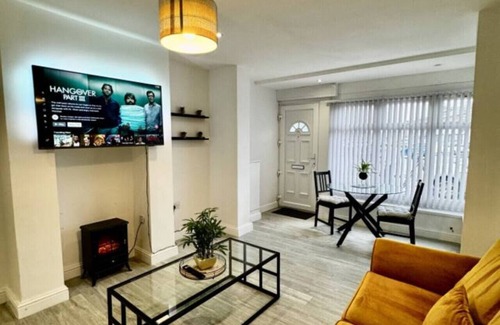 Cradley Apartment | Couples Choice! Apartment SmartTv Parking Sofa Bed