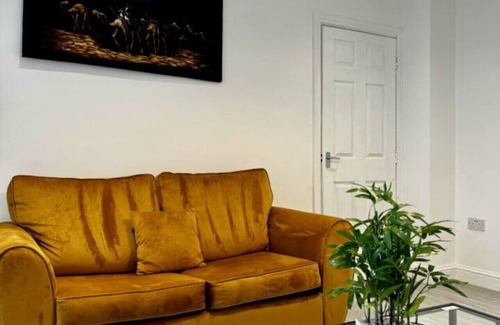 Cradley Apartment | Couples Choice! Apartment SmartTv Parking Sofa Bed