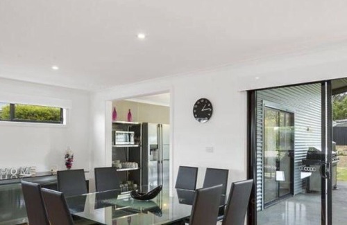 Orford House | Couples Coastal Holiday Home-close to beach, shop, park & boat ramp Orford