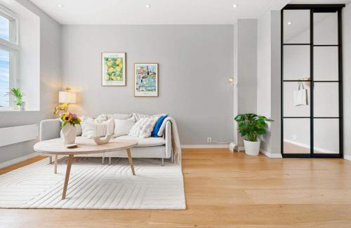 Sandviken Apartment | Couples Dream - Balcony