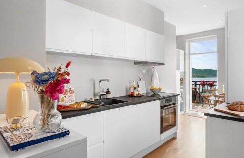 Sandviken Apartment | Couples Dream - Balcony