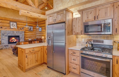 Three Rivers Cabin | Couples Fav! log cabin on river front, private hot tub, single level, dogs ok