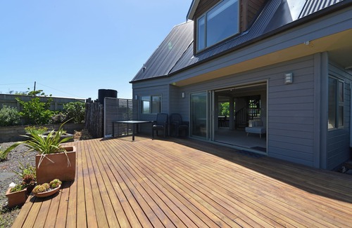Raumati South House | Couples Getaway At The Beach