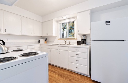 University Acres Condo | Couple’s Getaway | Dog Friendly, Bike to Old Town!