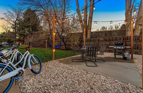 University Acres Condo | Couple’s Getaway | Dog Friendly, Bike to Old Town!