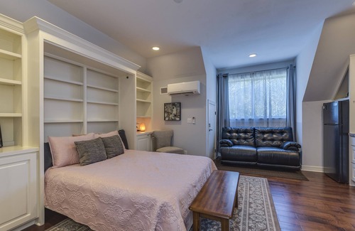 Buda Apartment | Couple’s Getaway Fast WiFi Private Entry to Studio Apartment Buda Private Pool