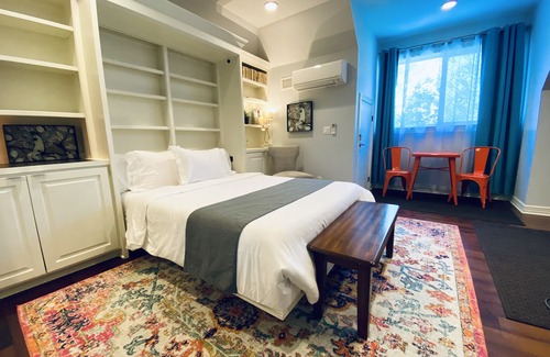 Buda Apartment | Couple’s Getaway Fast WiFi Private Entry to Studio Apartment Buda Private Pool