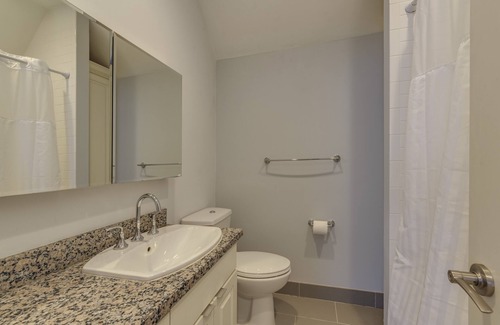 Buda Apartment | Couple’s Getaway Fast WiFi Private Entry to Studio Apartment Buda Private Pool