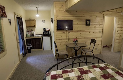 Helmsburg Bed & Breakfast | Couples Getaway with Outdoor Hot Tub!