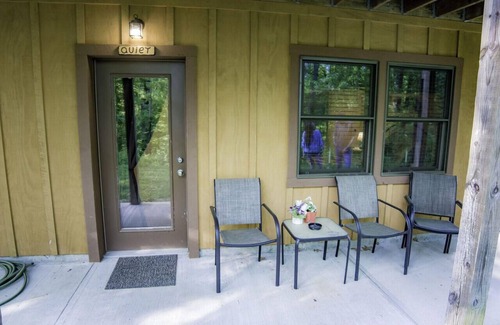 Helmsburg Bed & Breakfast | Couples Getaway with Outdoor Hot Tub!
