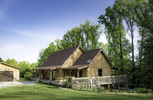 Helmsburg Bed & Breakfast | Couples Getaway with Outdoor Hot Tub!