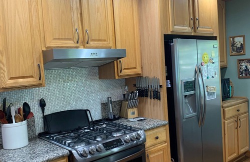 Northeast House | COUPLES OR SINGLE FAMILY ONLY/%100 refund at all times if not happy