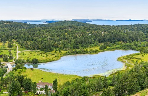 Deer Harbor House | Couples retreat close to the marina & park