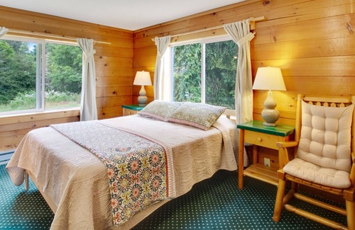Deer Harbor House | Couples retreat close to the marina & park